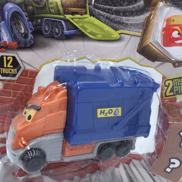 Smash Crashers Highway Henry Mystery Truck Series 1 New in Package - Picture 2 of 11